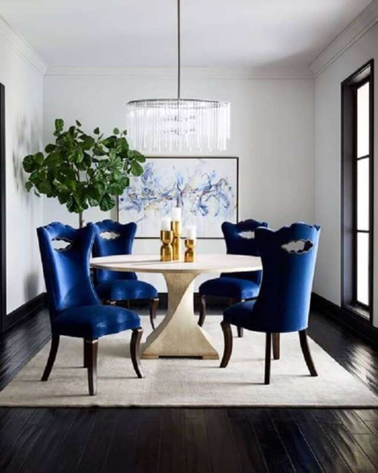 34. Decoração clássica para sala de jantar com lustre redondo e cadeira azul marinho – Foto: Horchow