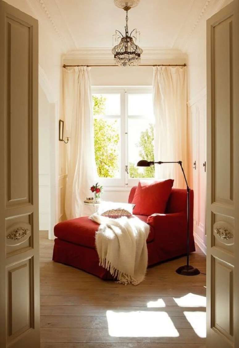 14. Poltrona divã vermelha e manta branca trazem conforto aos usuários. Fonte: Pinterest