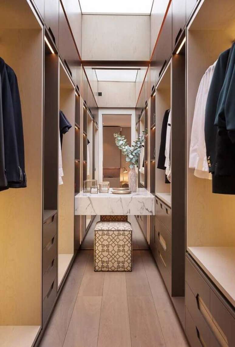 76. Pedra para bancada de m&aacute;rmore para decora&ccedil;&atilde;o de guarda roupa closet pequeno planejado &ndash; Foto Houzz