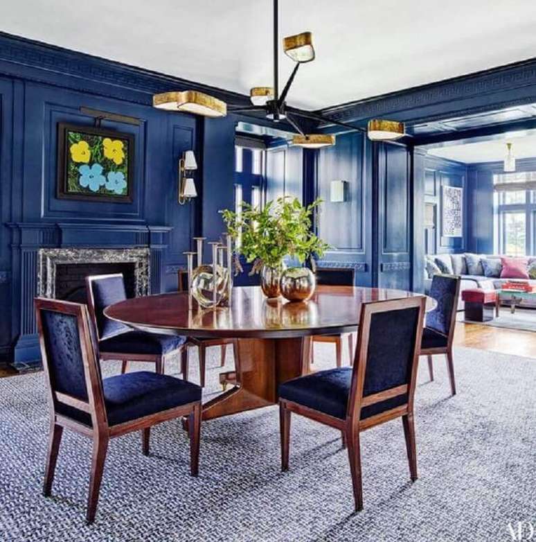 55. Sala de jantar cl&aacute;ssica decorada com cadeira estofada azul e lareira &ndash; Foto: Architectural Digest
