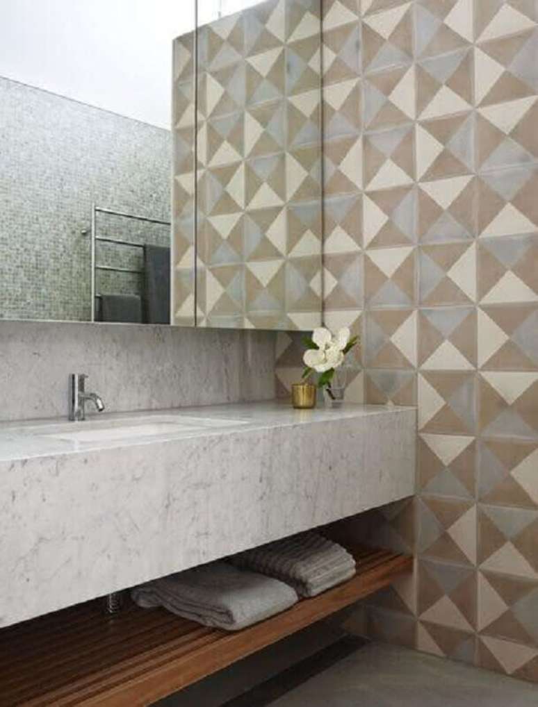 71. Pedra para bancada de mármore para banheiro decorado com revestimento geométrico – Foto Houzz