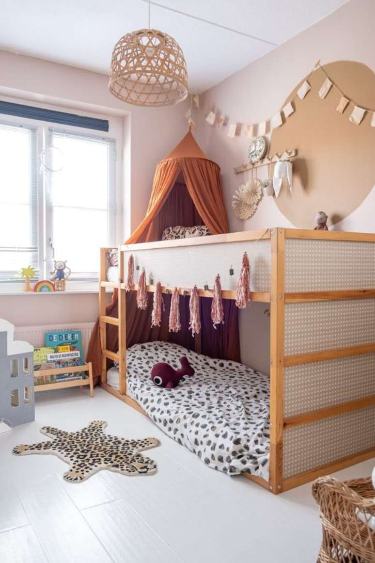 43. Quarto infantil com beliche de madeira montessoriana – Foto Eenfoedverhaal