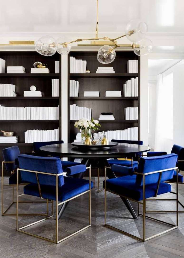 63. Sala de jantar sofisticada decorada com mesa redonda e cadeira azul marinho estofada – Foto: Kris – Driven by Decor