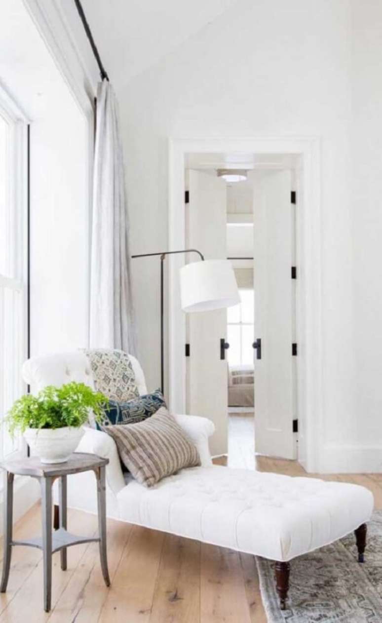 24. Para os amantes de uma design cl&aacute;ssico essa poltrona tipo div&atilde; &eacute; perfeita. Fonte: Pinterest