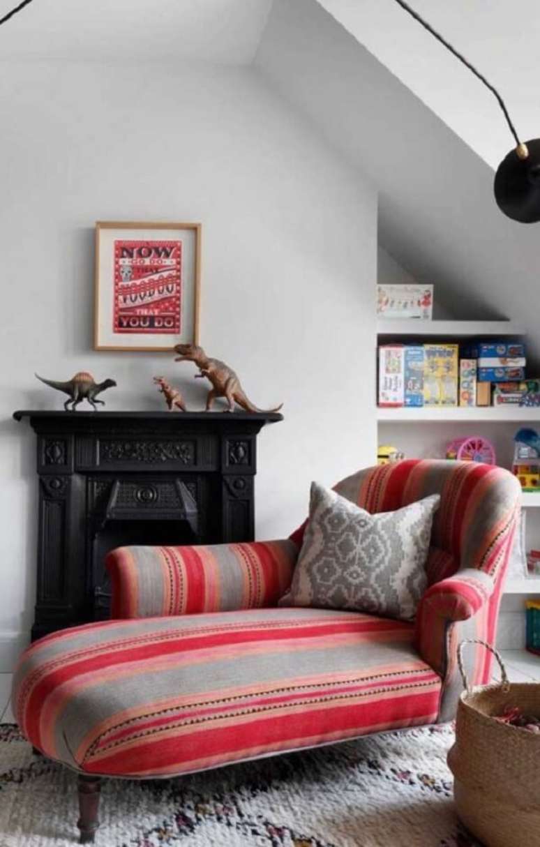 29. Modelo de poltrona div&atilde; com tecido colorido. Fonte: Pinterest