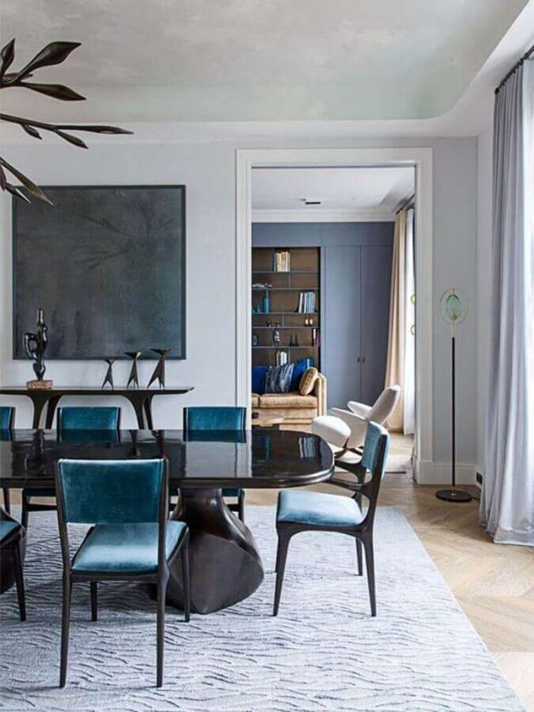 51. Mesa com cadeiras azul para decoração de sala de jantar grande – Foto: Casa de Valentina