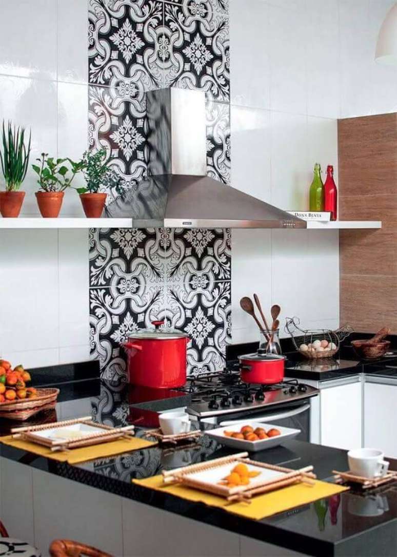 36. Cozinha em U decorada com bancada preta e adesivo para azulejo de cozinha branco – Foto Personalizza Planejados