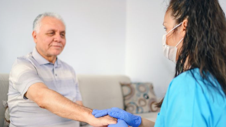 O tratamento atual do Alzheimer envolve a prescri&ccedil;&atilde;o de medicamentos que aliviam os sintomas nas fases iniciais, mas se tornam inefetivos com a progress&atilde;o da doen&ccedil;a