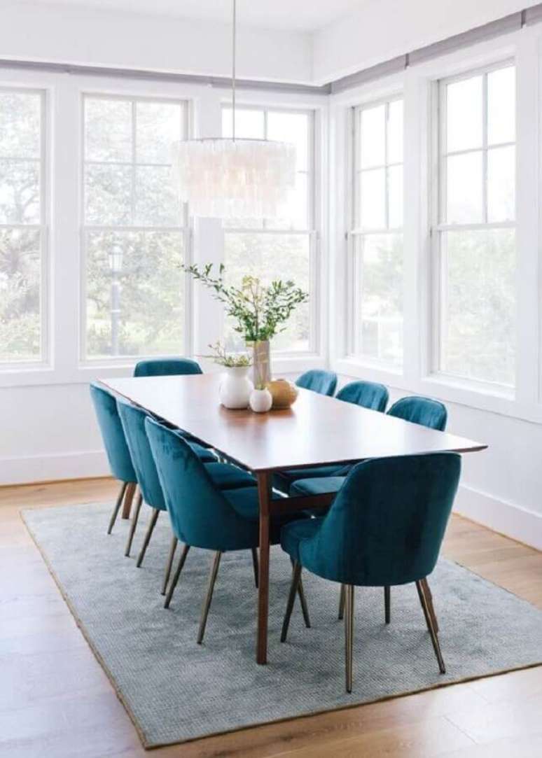 4. Sala de jantar branca decorada com cadeira azul marinho – Foto: west elm