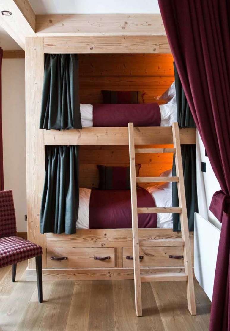 50. Quarto pequeno com beliche de madeira criativa &ndash; Foto Pinterest