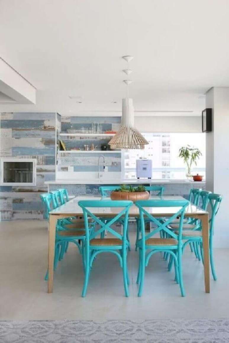 41. Decoração de varanda gourmet com mesa quadrada e cadeira azul turquesa – Foto: Jeito de Casa
