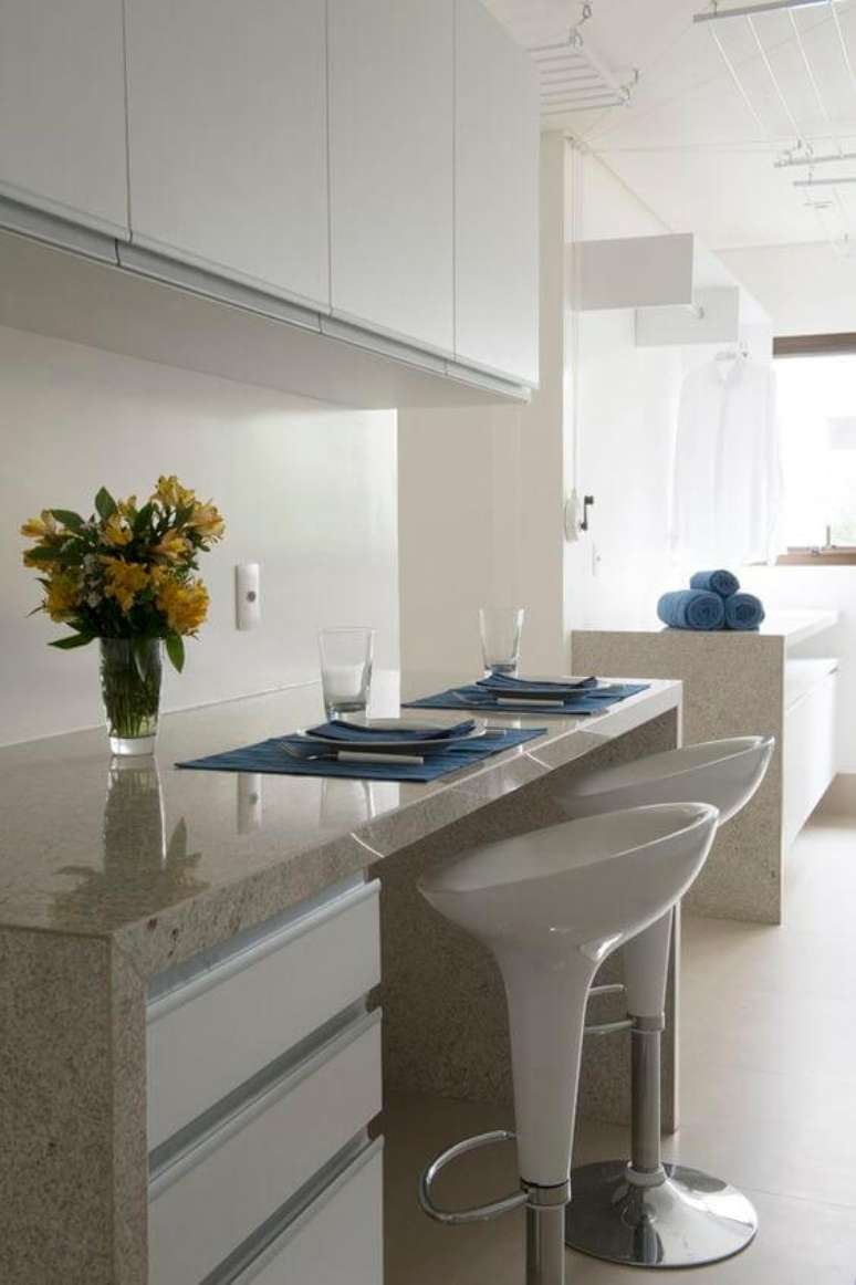 52. Pedra para bancada de cozinha bege com bancos brancos – Foto Casa Vogue
