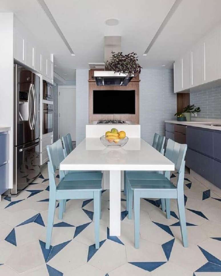 32. Cozinha moderna decorada com armários planejados e cadeira azul claro – Foto: Pinterest