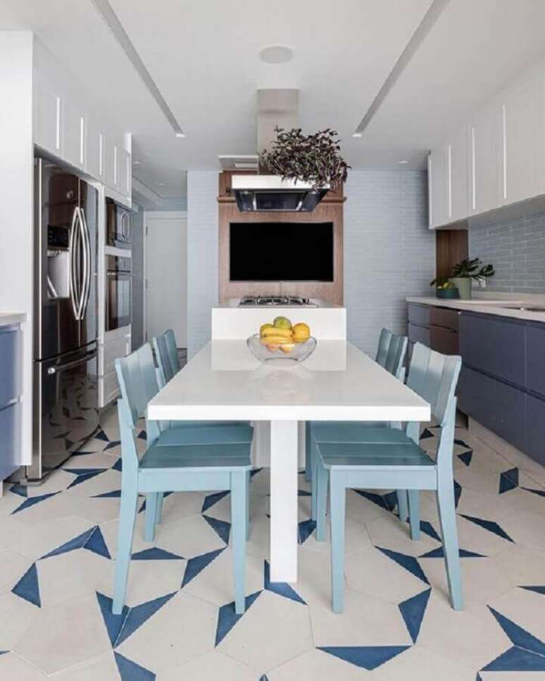 32. Cozinha moderna decorada com arm&aacute;rios planejados e cadeira azul claro &ndash; Foto: Pinterest