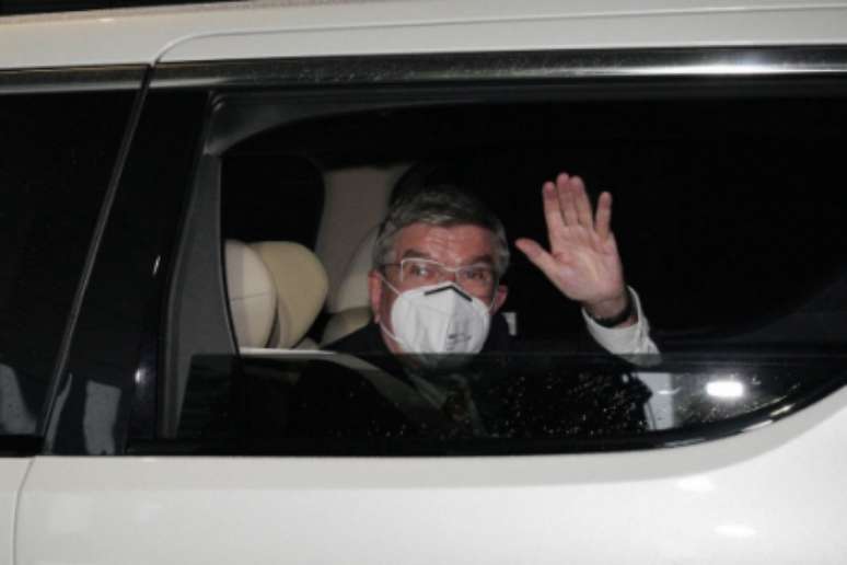 Thomas Bach na chegada a Tóquio (Foto: EUGENE HOSHIKO/POOL/AFP)