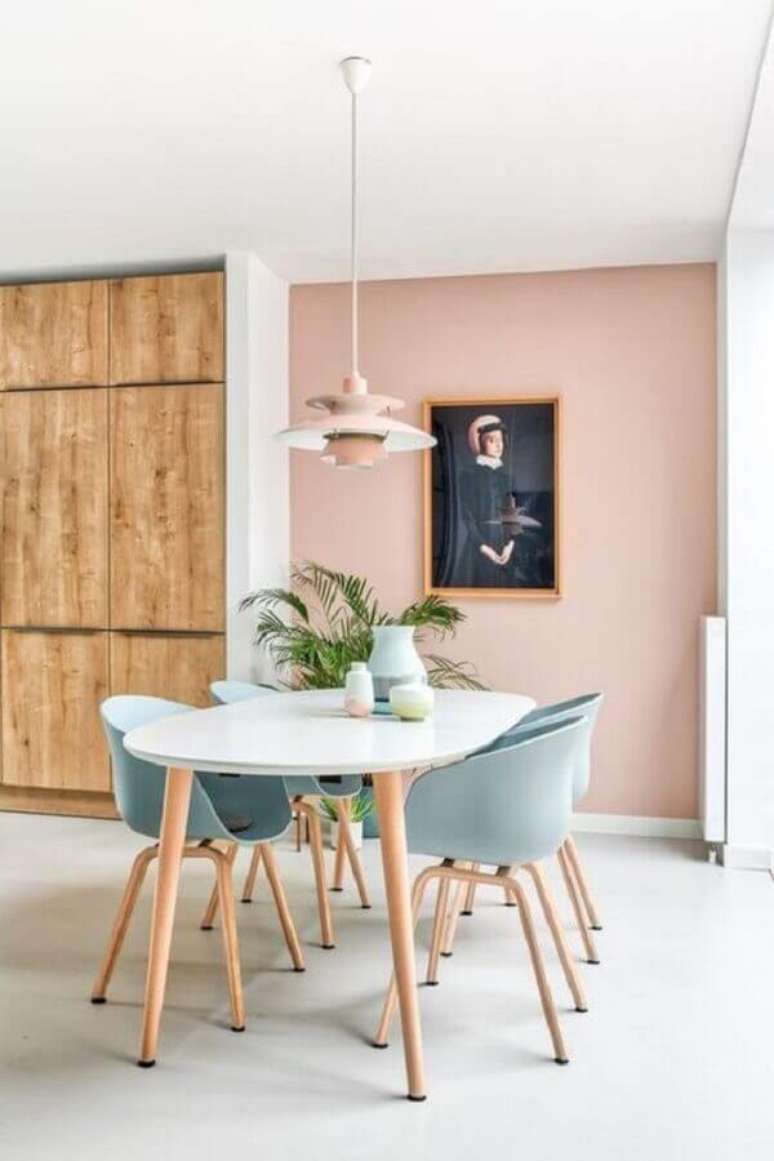 19. Cadeira azul claro para sala de jantar minimalista decorada em cores pastéis – Foto: Estofos PT