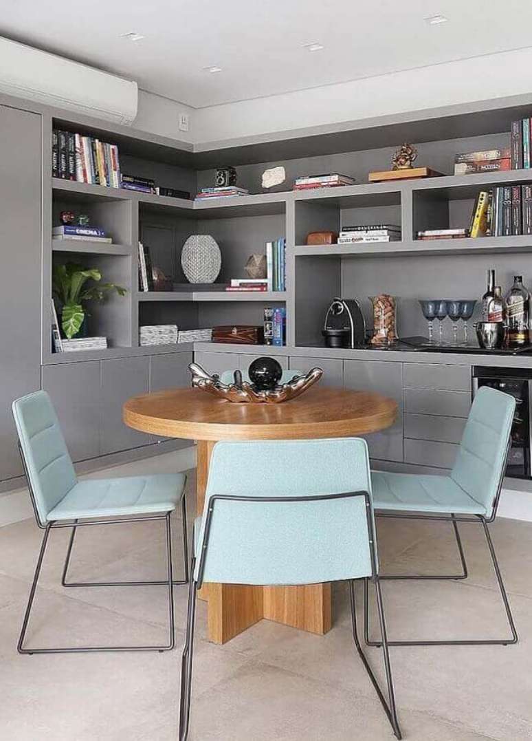 13. Cadeira azul claro moderna para sala de jantar decorada com estante planejada cinza – Foto: Apartment Therapy