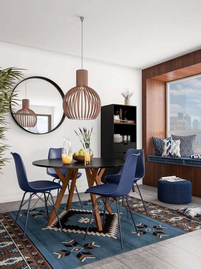 49. Mesa com cadeira azul marinho para decoração de sala de jantar com luminária de madeira – Foto: Article