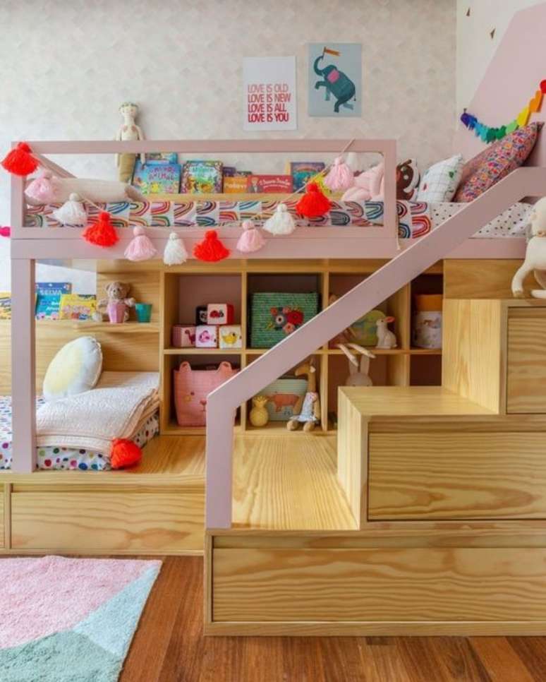 63. Beliche de madeira com gavetas na escada e estante para brinquedoteca – Foto Pinterest