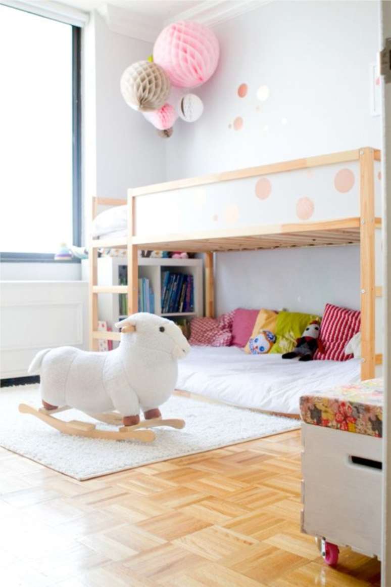 45. Quarto infantil com beliche de madeira e decoração colorida – Foto Athome In Love