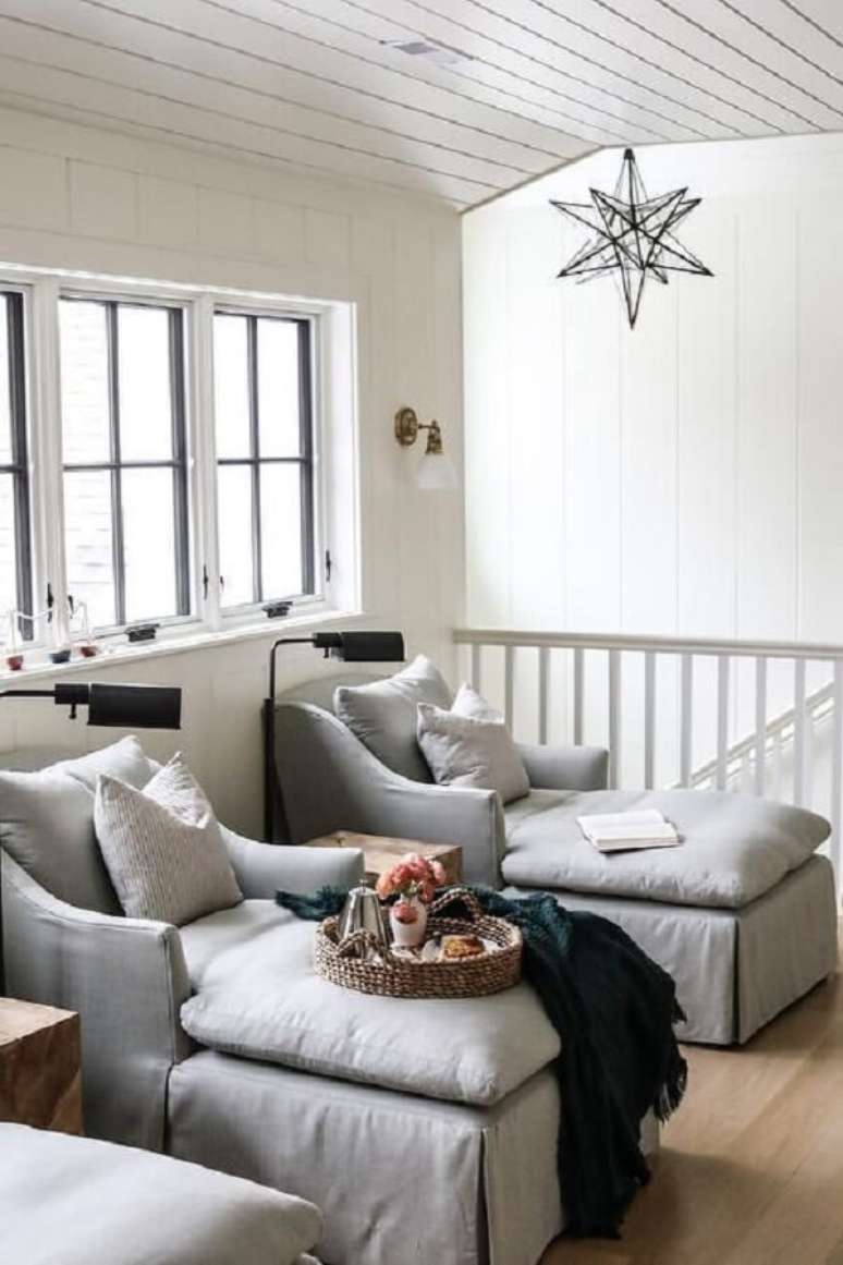 33. Dupla de poltronas div&atilde; trazem aconchego para essa cantinho da casa. Fonte: Pinterest