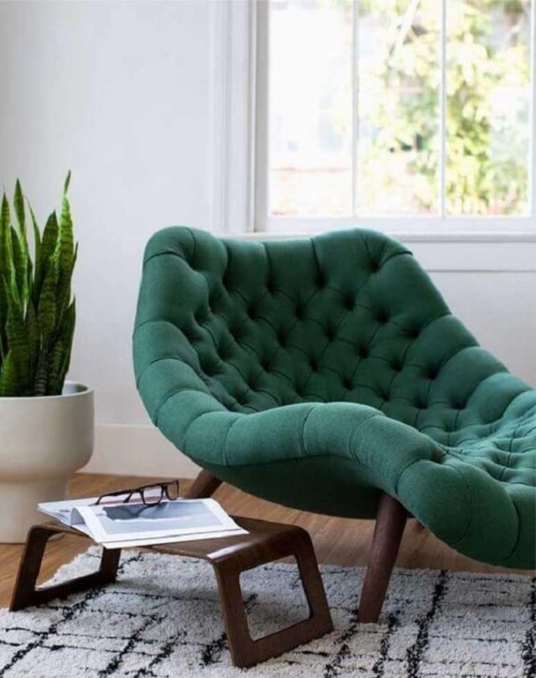 48. A poltrona divã para quarto verde se destaca na decoração. Fonte: Casa Tres Chic