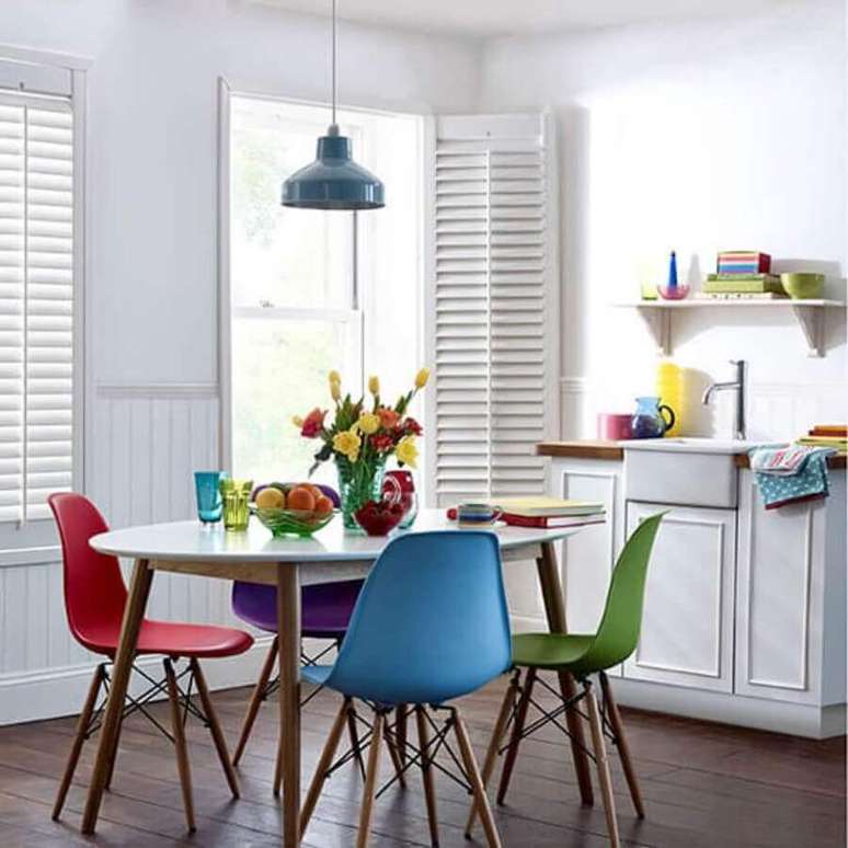 27. Cadeira eames azul para decoração de sala de jantar simples – Foto: Pinterest