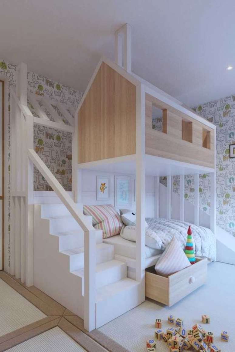 29. Beliche planejada de madeira com formato de casinha na cama de cima – Foto Decor Facil