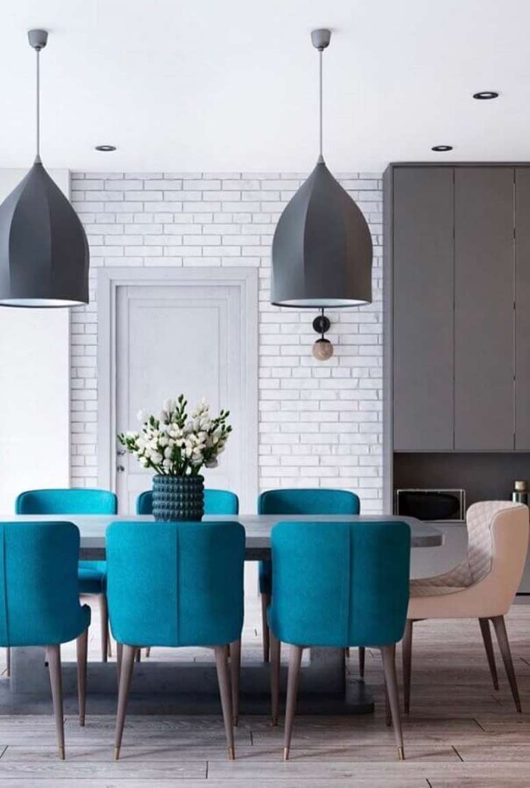 2. Cadeira estofada azul para sala de jantar grande decorada com luminária cinza – Foto: Pinterest