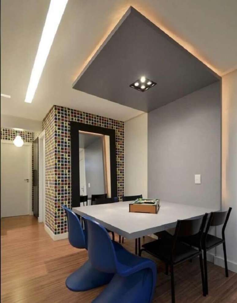 56. Sala de jantar decorada com mesa com cadeiras azul e preta &ndash; Foto: Pinterest