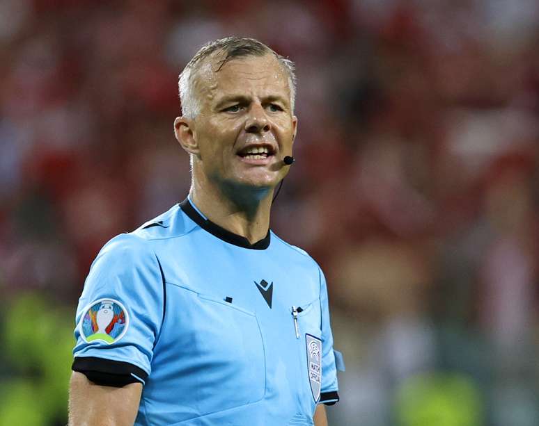 Björn Kuipers em ação durante o jogo entre Dinamarca e República Checa nesta Eurocopa