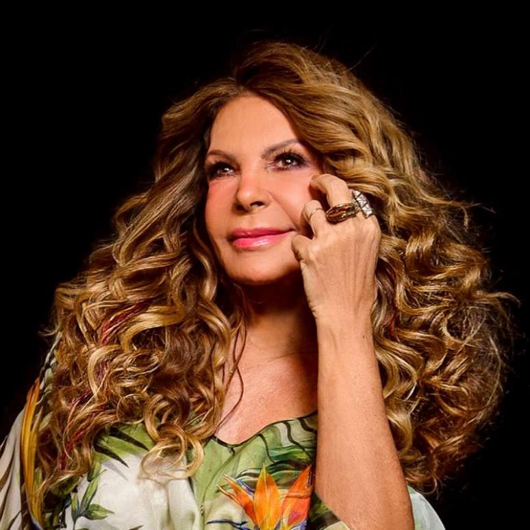 Com uma carreira de sucesso que se estende por décadas, Elba Ramalho celebra tradições nordestinas em live de São João.