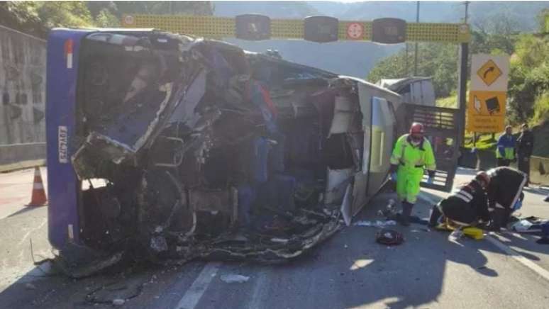 Ônibus com delegação do Umuarama capota na rodovia