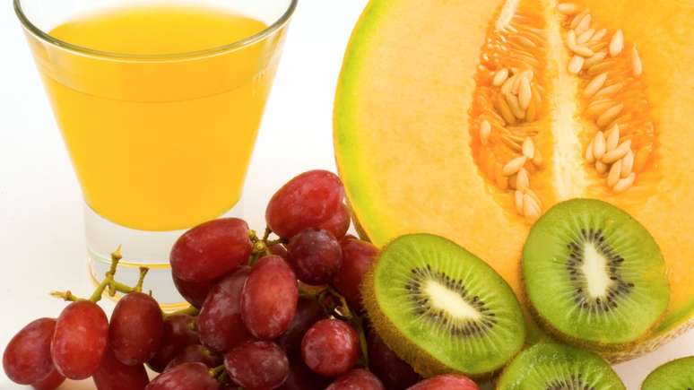 Outras fontes importantes de água são alimentos como vegetais, verduras e frutas