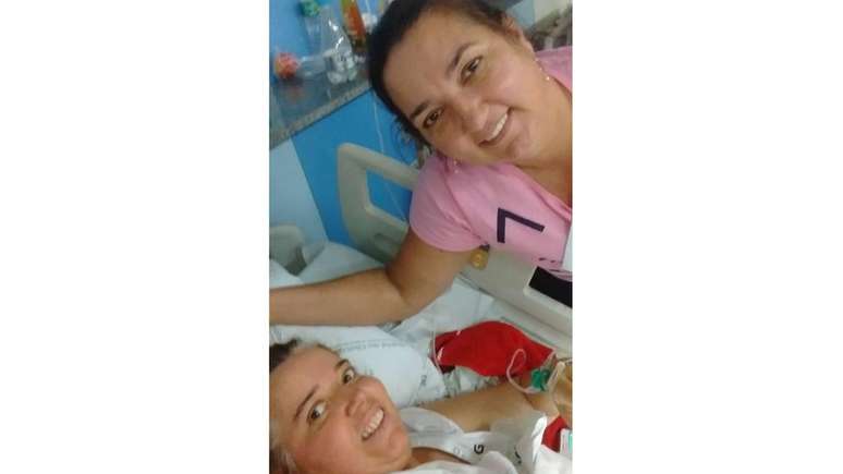 Ruth com a irm&atilde; no hospital; Margareth deixou para a fam&iacute;lia texto com um pedido: 'Se eu morrer pela falta de medicamentos por atraso, desejo que denunciem ao Minist&eacute;rio P&uacute;blico esse descaso com a vida'