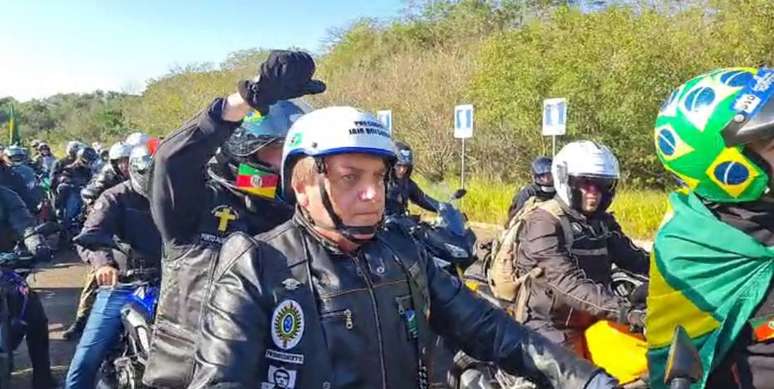 Presidente Bolsonaro participou de motociata com apoiadores em Porto Alegre no último sábado