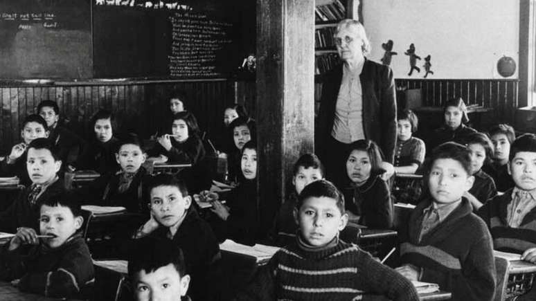 Escola Residencial Shingwauk; internatos para crian&ccedil;as ind&iacute;genas eram dirigidos por cat&oacute;licos
