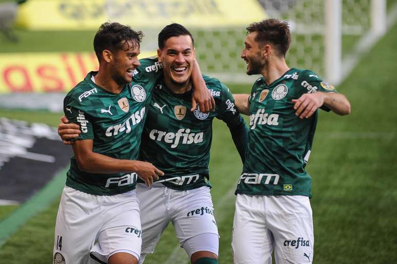 Palmeiras vence clássico contra o Santos e se isola na liderança