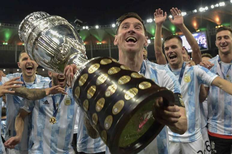 Messi foi o responsável por erguer a taça que encerrou um jejum de 28 anos de títulos (Foto: CARL DE SOUZA / AFP)