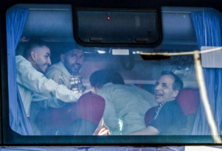 Jogadores da Argentina vendo a festa de dentro do ônibus (Foto: ALEJANDRO PAGNI / AFP)