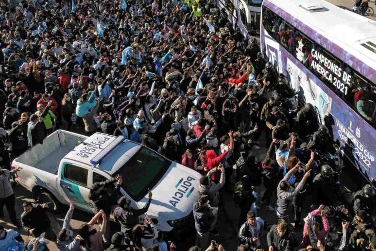 Multidão foi às ruas de Buenos Aires para celebrar fim do jejum de 28 anos sem título (Foto: JUAN MABROMATA / AFP)