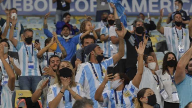 Cena da torcida argentina no Maracanã (Nelson ALMEIDA / AFP)