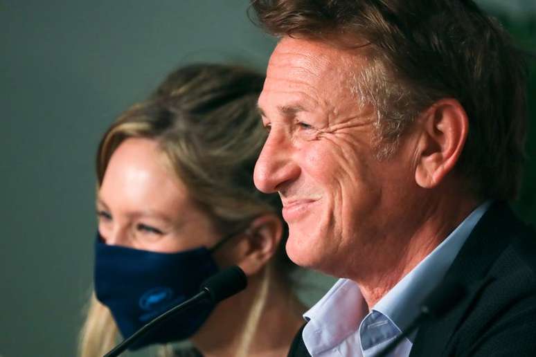 Sean Penn ao lado da filha Dylan Penn durante entrevista coletiva no Festival de Cinema de Cannes
11/07/2021 REUTERS/Reinhard Krause