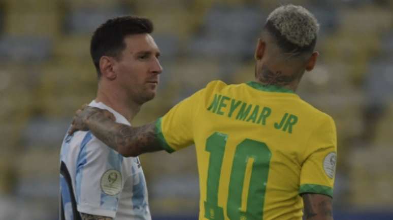 Neymar cumprimenta Messi (MAURO PIMENTEL / AFP