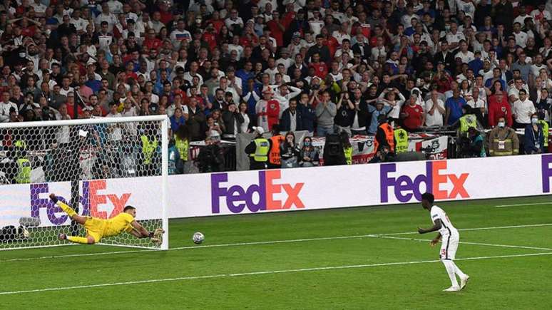 Donnarumma defende o pênalti de Saka (Foto: FACUNDO ARRIZABALAGA / POOL / AFP)