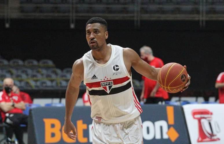 Técnico da equipe de basquete do São Paulo comenta sobre