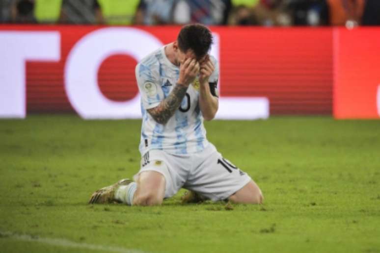 Messi se emocionou no apito final (Foto: NELSON ALMEIDA / AFP)