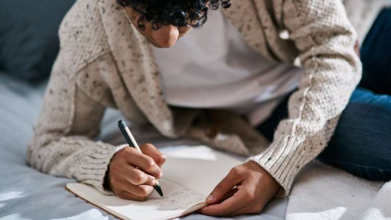 Você pode escrever em um caderno no começo do dia ou antes de dormir