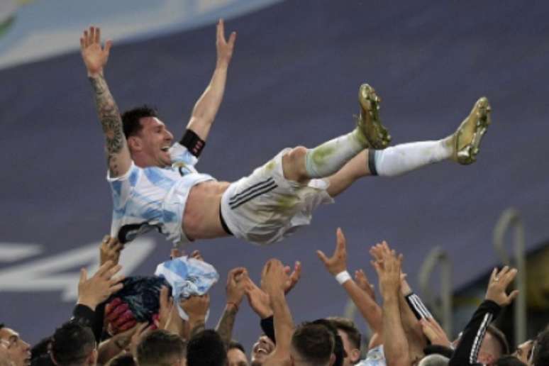 Aos 34 anos, Messi chega ao seu primeiro troféu na Argentina (FOTO: CARL DE SOUZA / AFP)