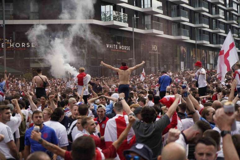 Multidão tomou conta do entorno de Wembley antes da final da Eurocopa (Foto: NIKLAS HALLE'N / AFP)